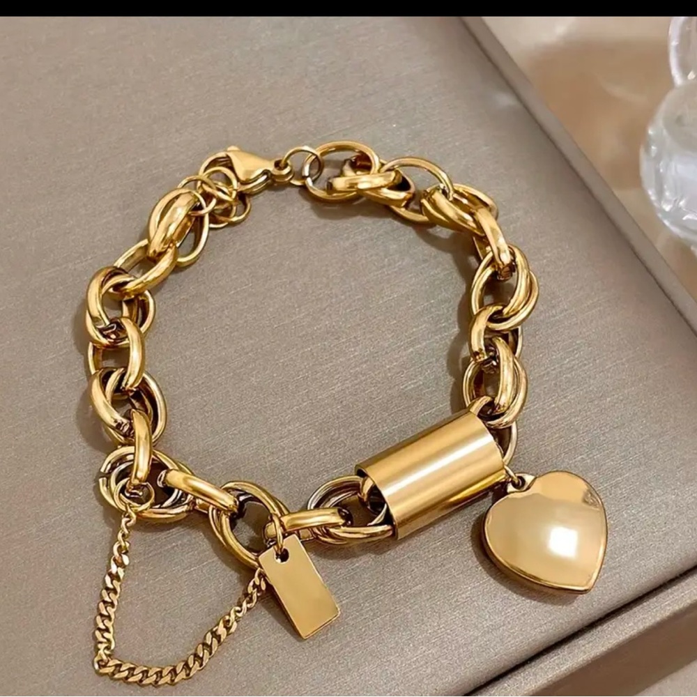 Gold Heart Pendant Bracelet